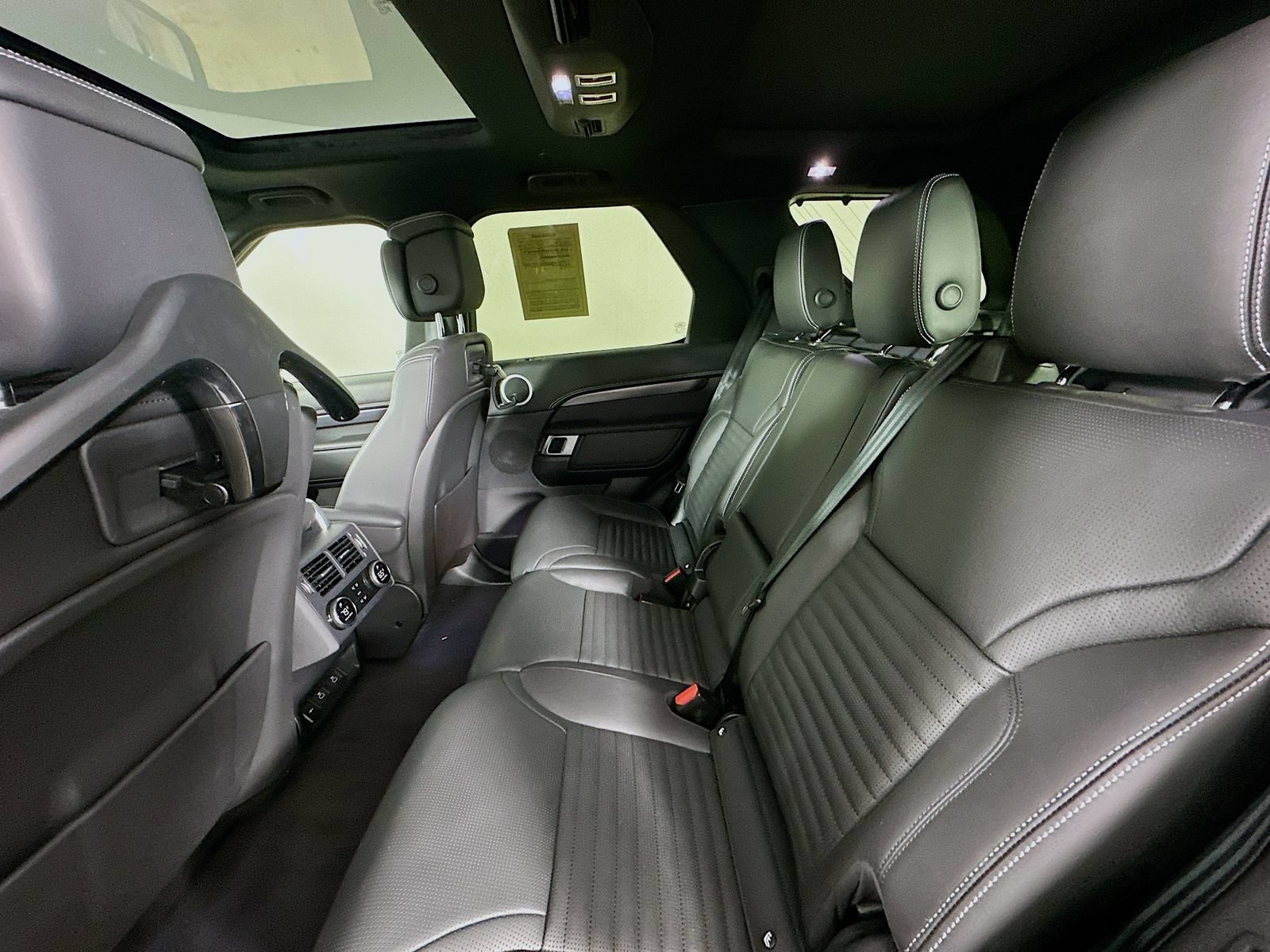 Used 2025 Land Rover Discovery Metropolitan Edition AWD/4WD image 37