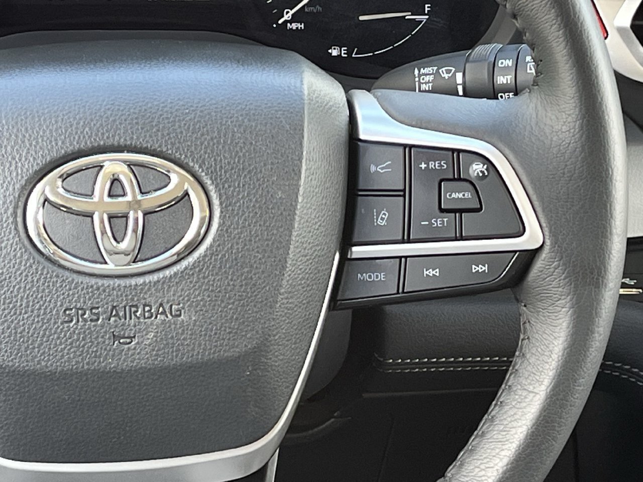 Used 2025 Toyota Sienna XLE FWD image 14