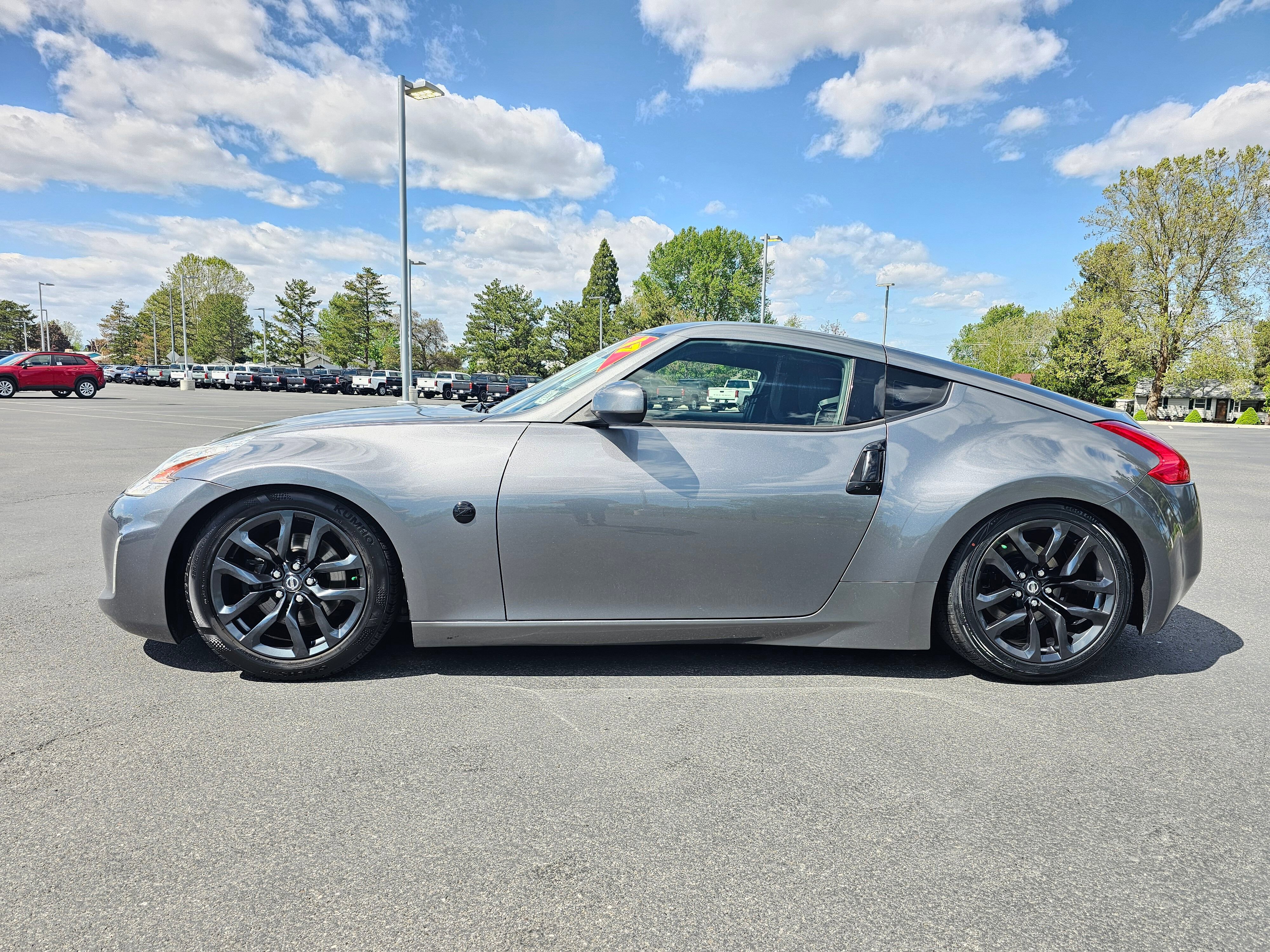 Used 2017 Nissan 370Z Coupe RWD image 2