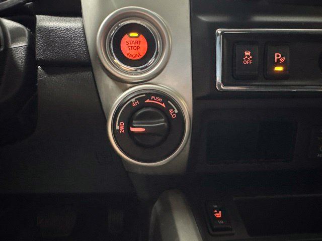 Used 2018 Nissan Titan SV w/ SV Convenience Package AWD/4WD image 11