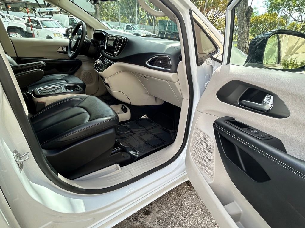 Certified 2024 Chrysler Pacifica Touring-L image 30