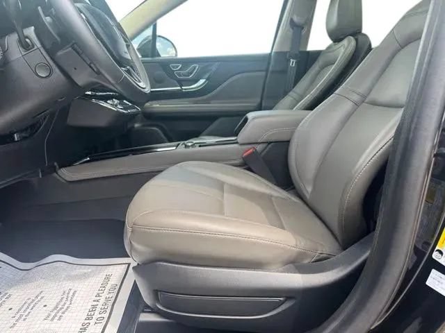 Used 2025 Lincoln Corsair AWD w/ Jet Appearance Package image 9