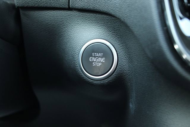 Used 2025 Volvo XC40 B5 Plus AWD/4WD image 27