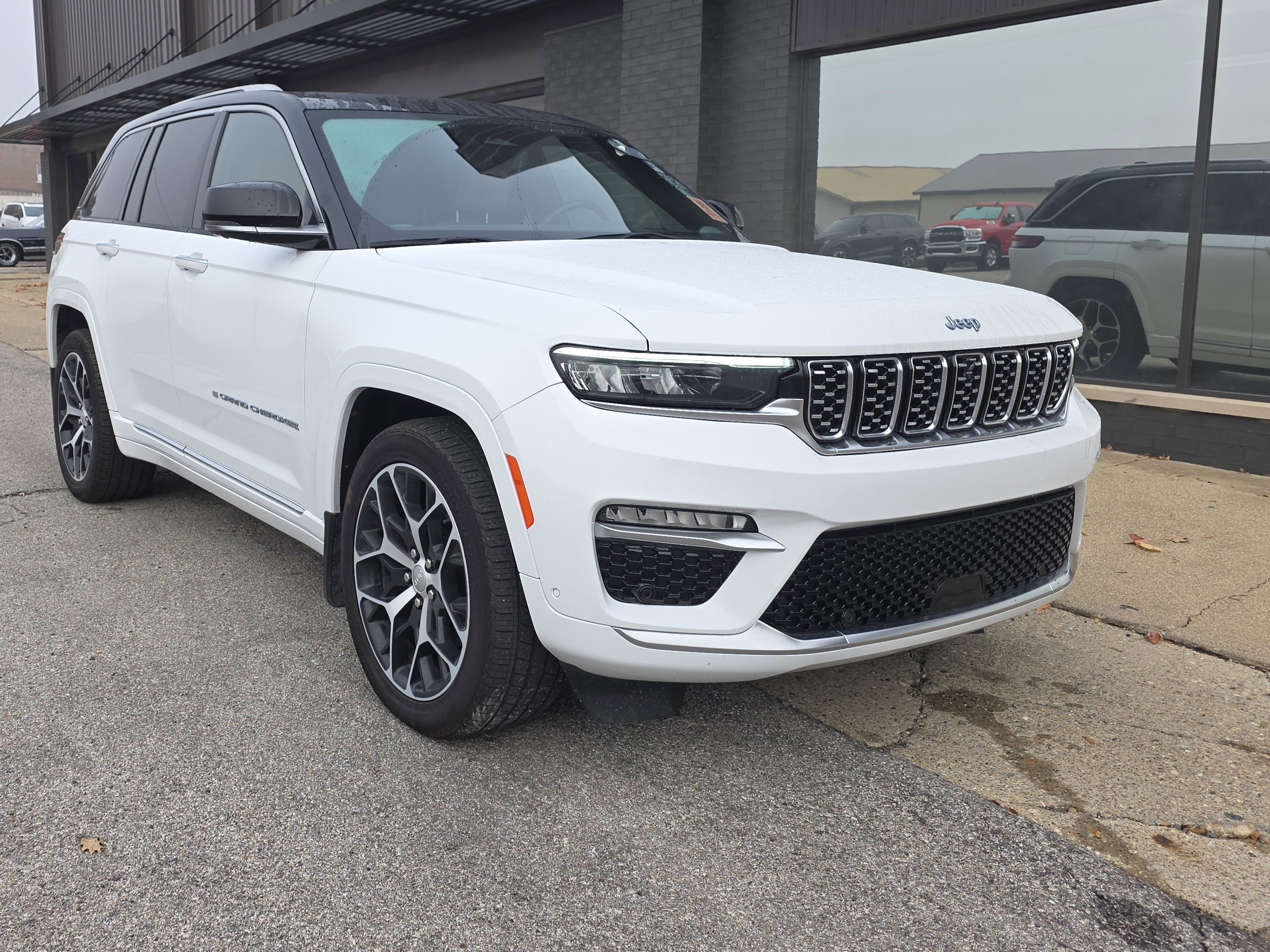 Used 2024 Jeep Grand Cherokee Summit image 3