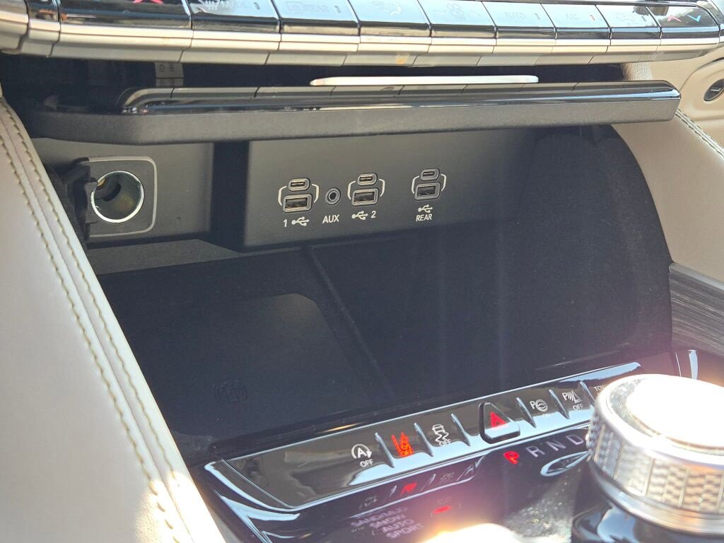 Used 2024 Jeep Wagoneer Series III w/ Premium Group I image 31