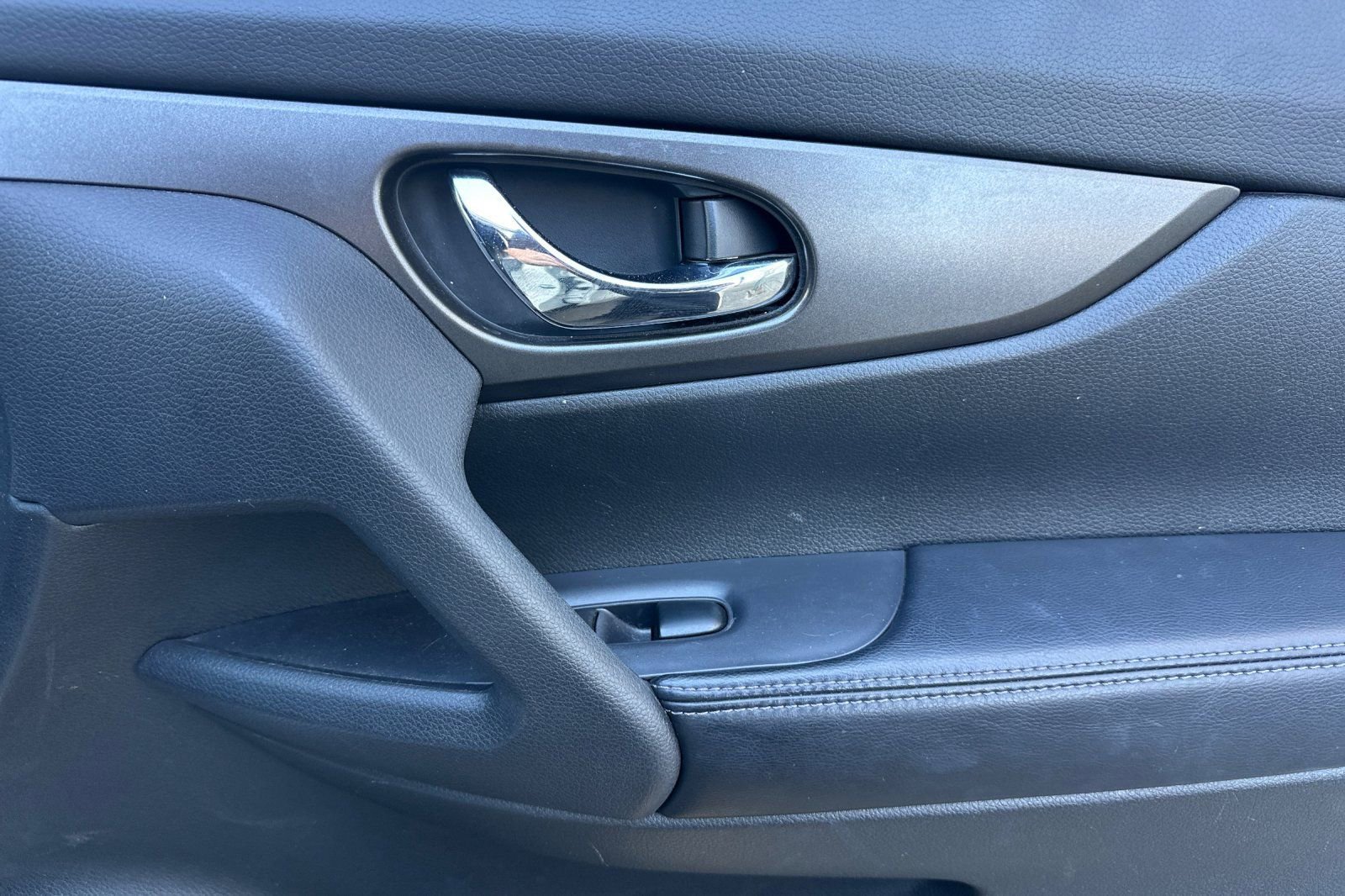 Used 2014 Nissan Rogue SV w/ SV Premium Package image 22