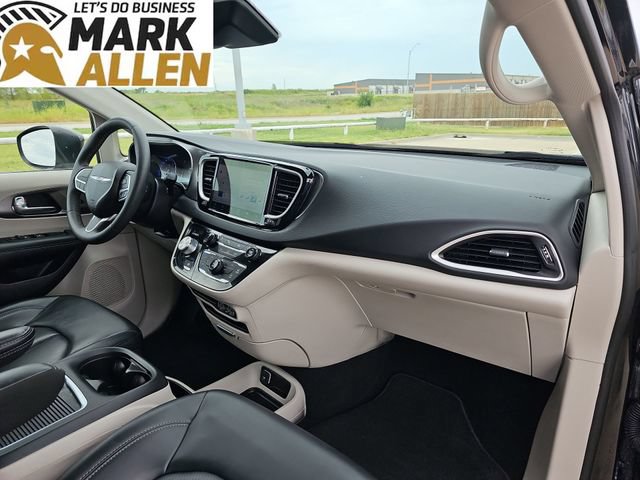 Used 2023 Chrysler Pacifica Touring-L FWD image 28