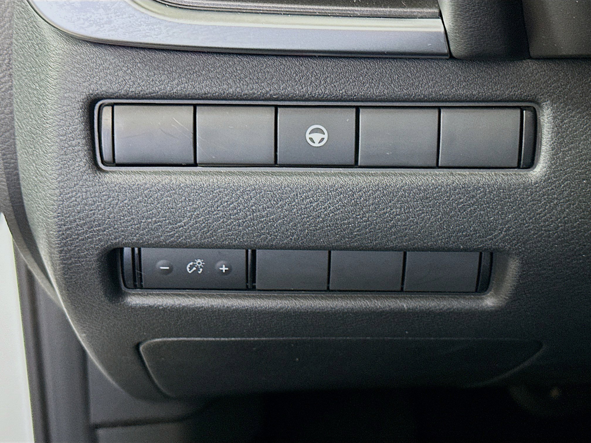 Used 2023 Nissan Rogue SV AWD/4WD image 16