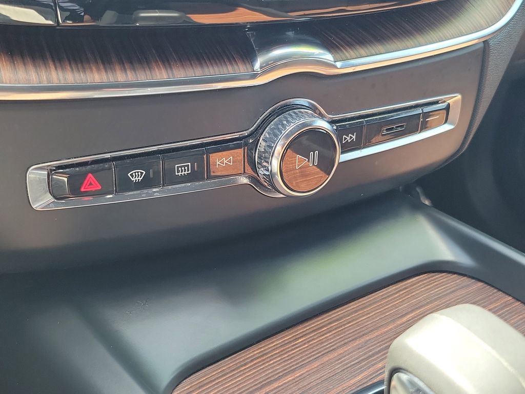Certified 2024 Volvo XC60 B5 Plus AWD/4WD image 29