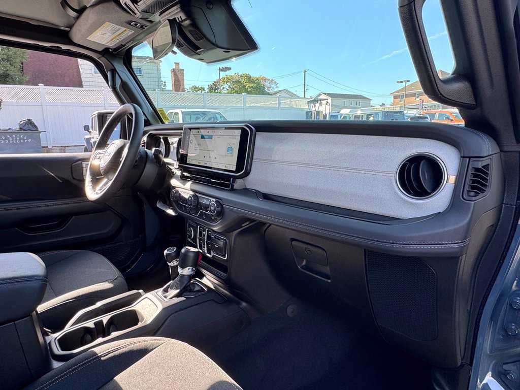 Used 2026 Jeep Wrangler Unlimited Sahara AWD/4WD image 18