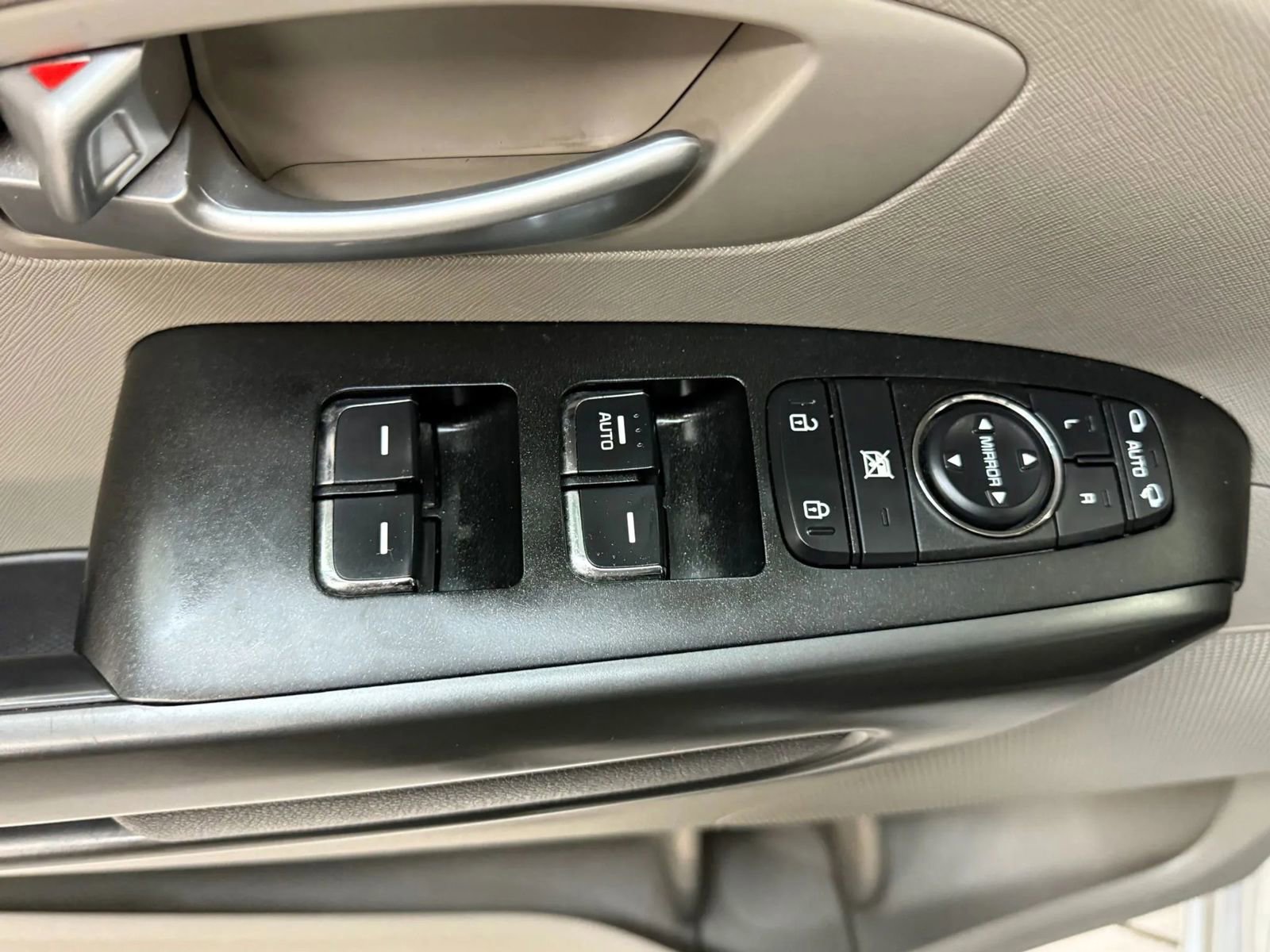 Used 2017 Kia Sedona LX image 24