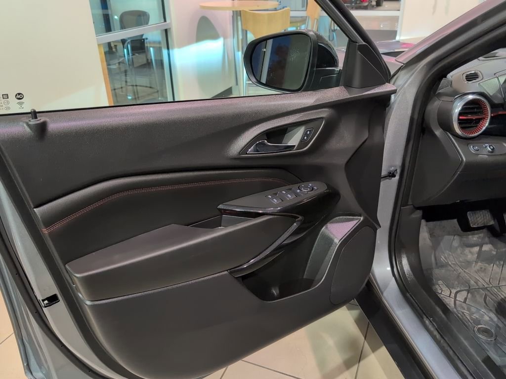 Used 2025 Chevrolet Trax RS w/ Driver Confidence Package image 8