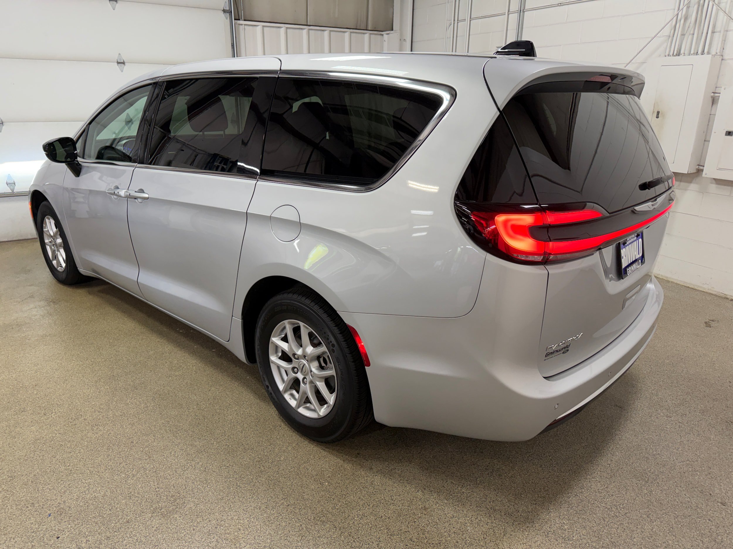 Used 2024 Chrysler Pacifica Touring-L FWD image 7