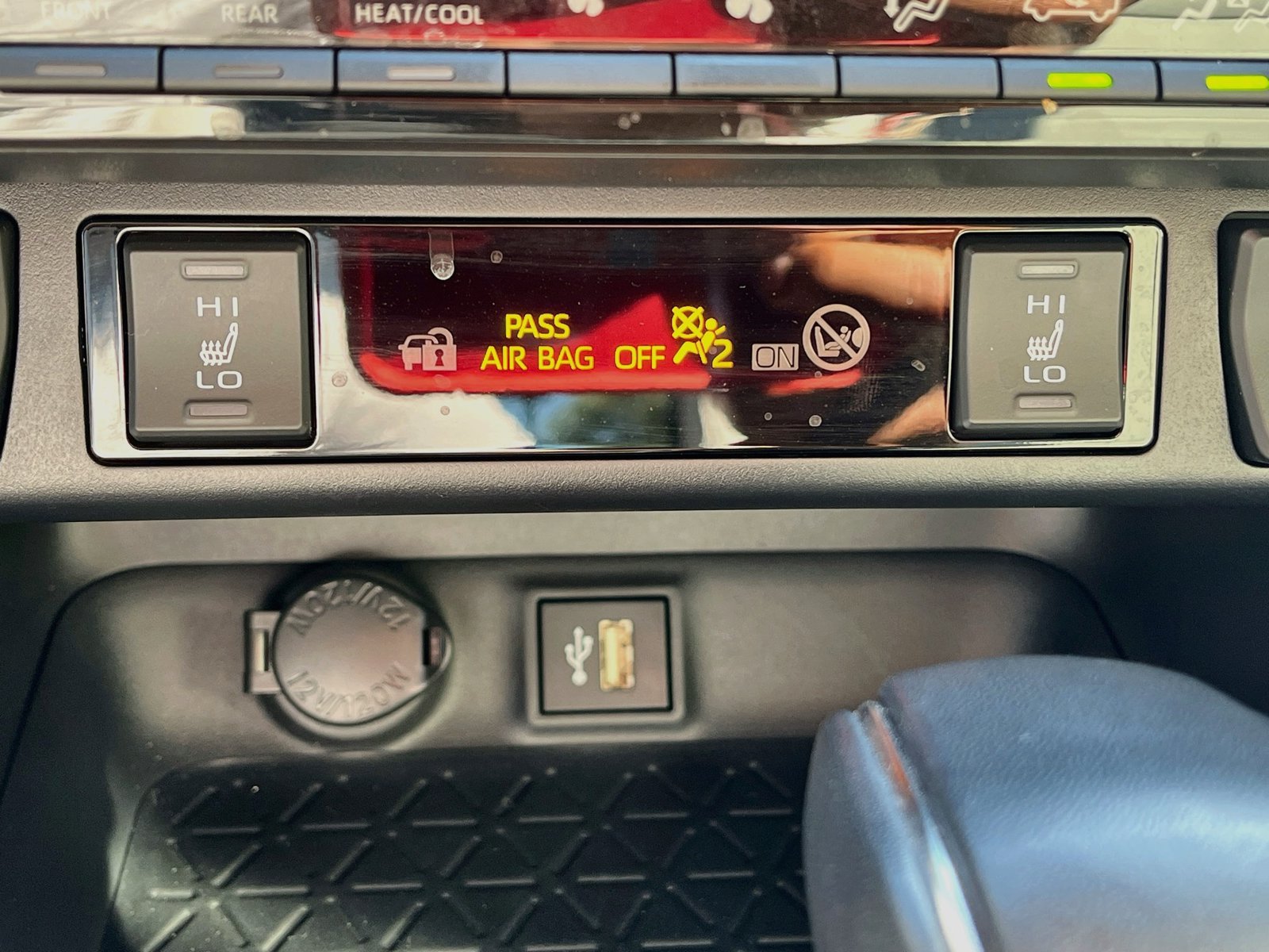 Used 2025 Toyota RAV4 XLE Premium AWD/4WD image 21