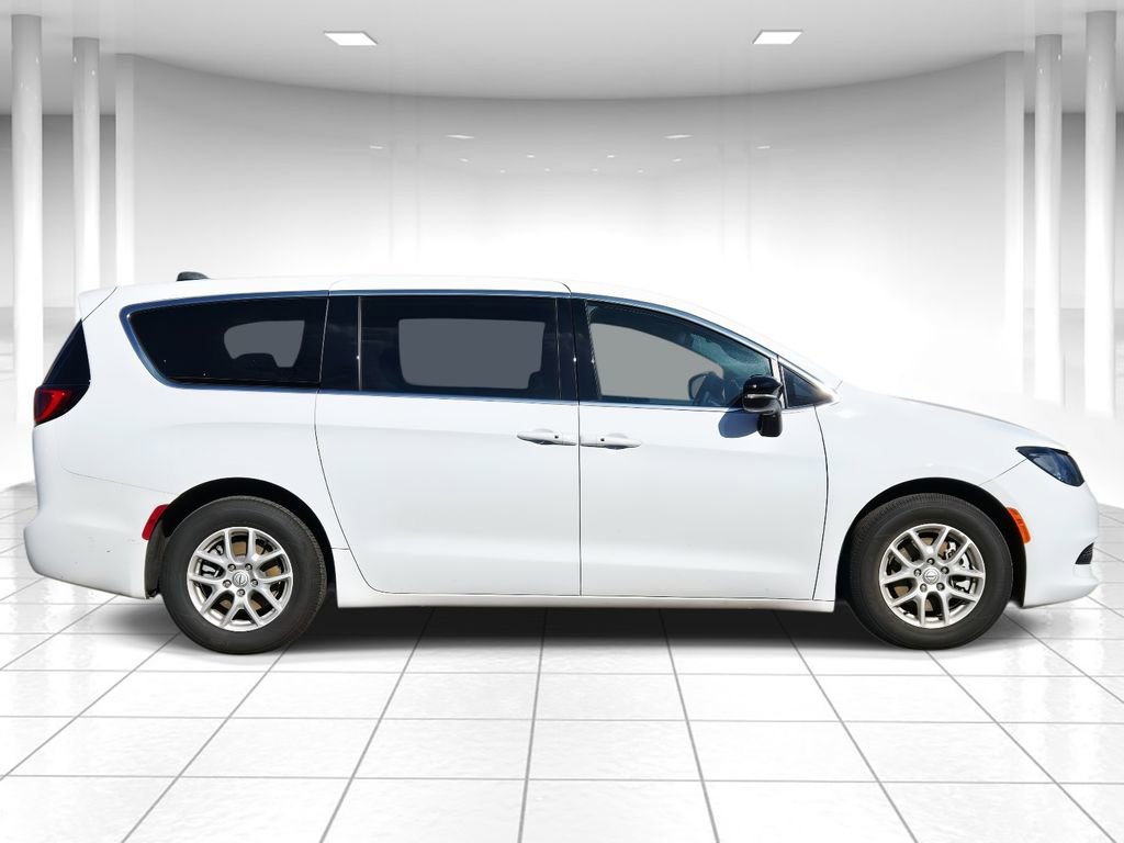 Used 2026 Chrysler Voyager LX image 2