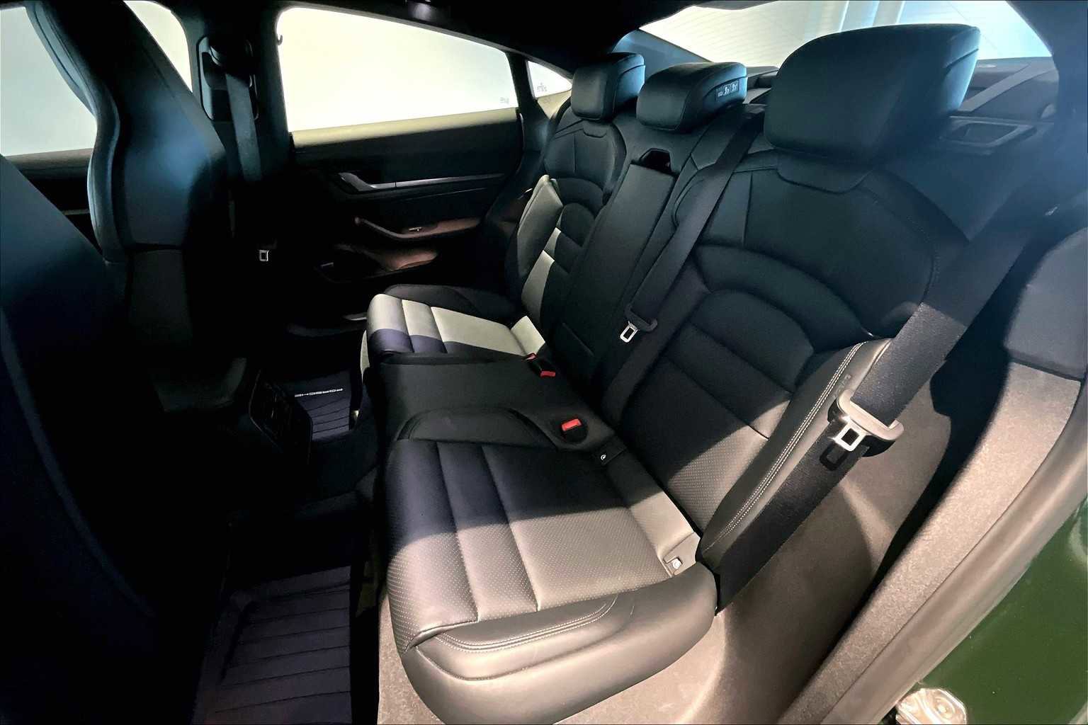 Used 2025 Porsche Taycan image 31