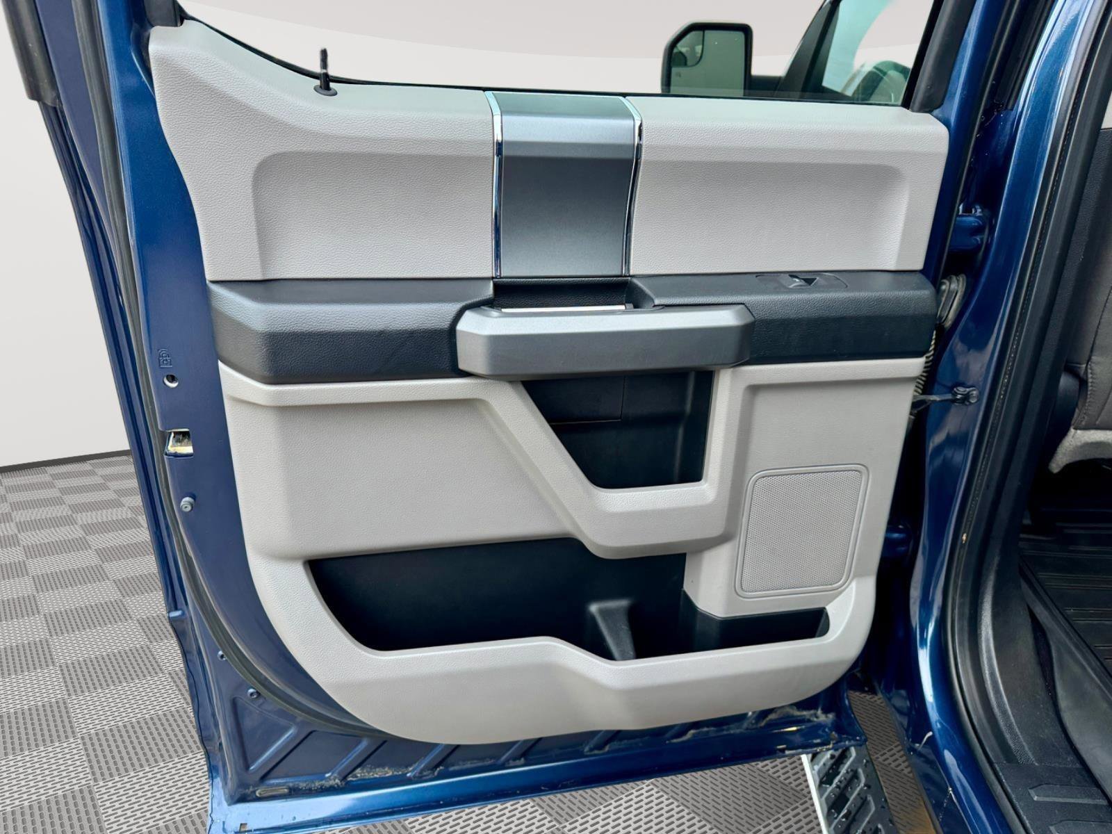 Used 2015 Ford F150 XLT w/ Equipment Group 302A Luxury image 29