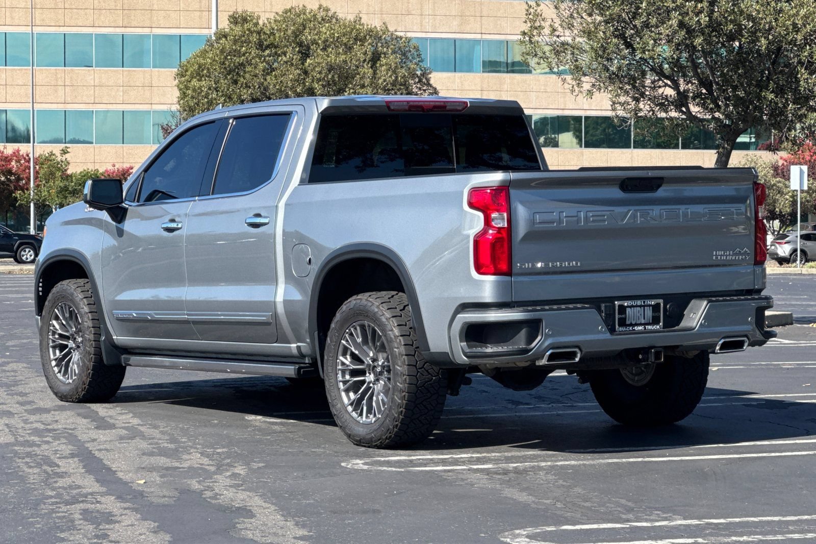 Used 2023 Chevrolet Silverado 1500 High Country w/ High Country Premium Package AWD/4WD image 6