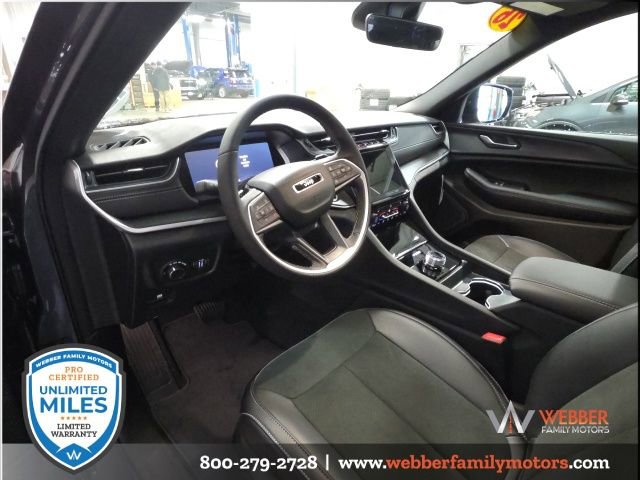 New 2025 Jeep Grand Cherokee Altitude image 10