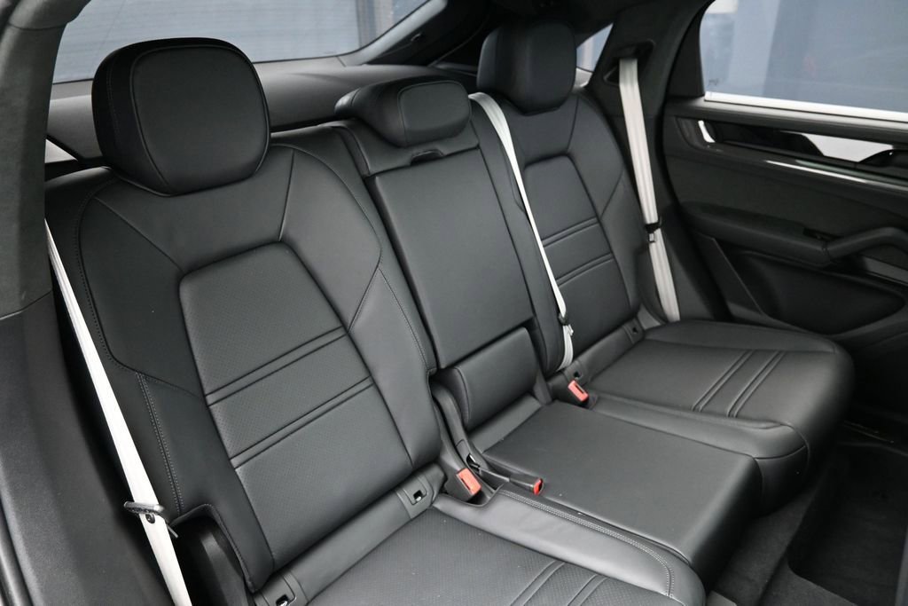 Certified 2026 Porsche Cayenne GTS AWD/4WD image 28