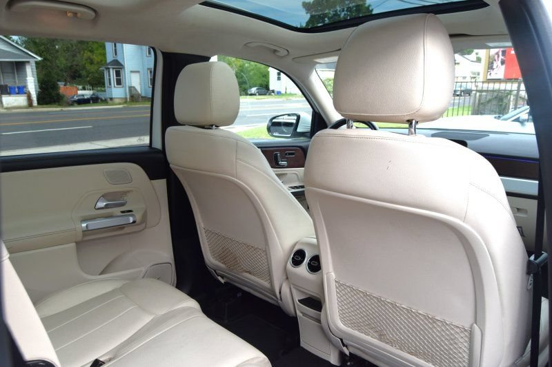 Used 2023 Mercedes-Benz GLB 250 4MATIC w/ Premium Package image 38