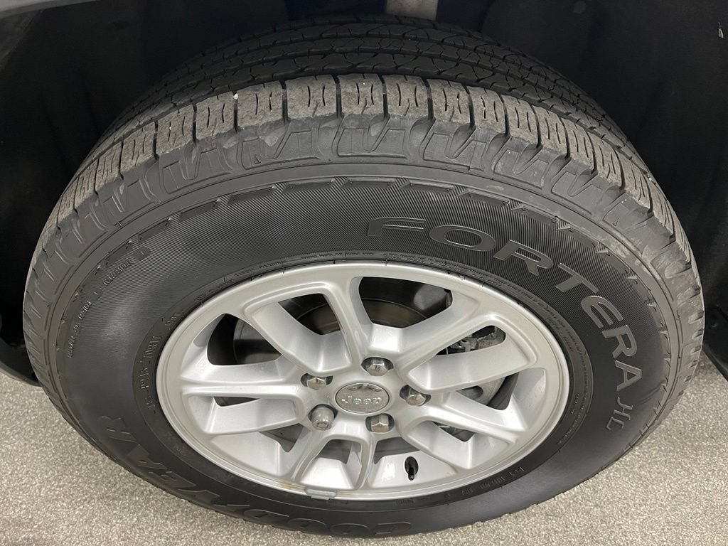 Used 2020 Jeep Grand Cherokee Laredo AWD/4WD image 15