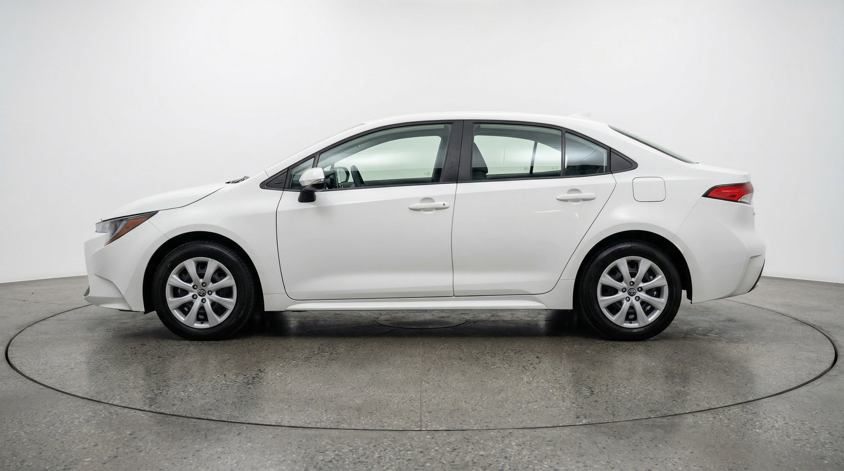 Used 2025 Toyota Corolla LE FWD image 5