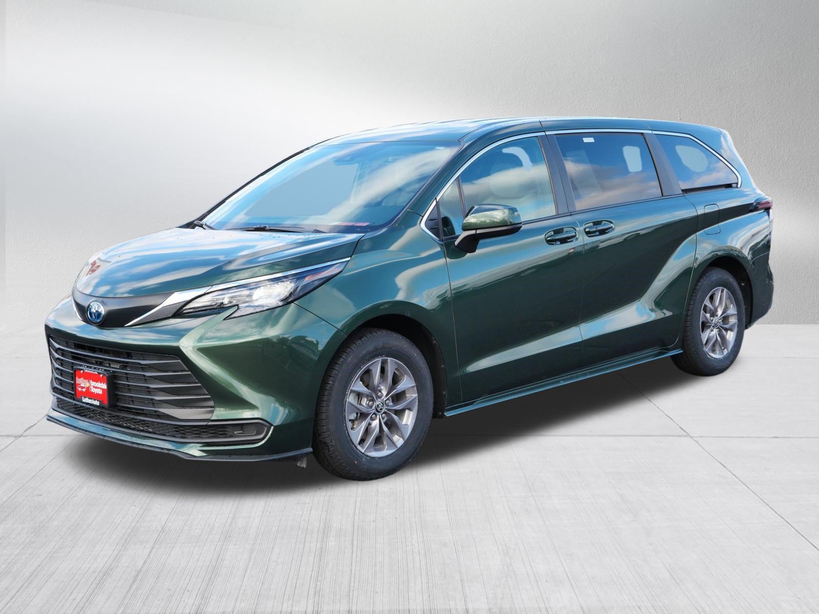 Certified 2025 Toyota Sienna LE AWD/4WD image 4