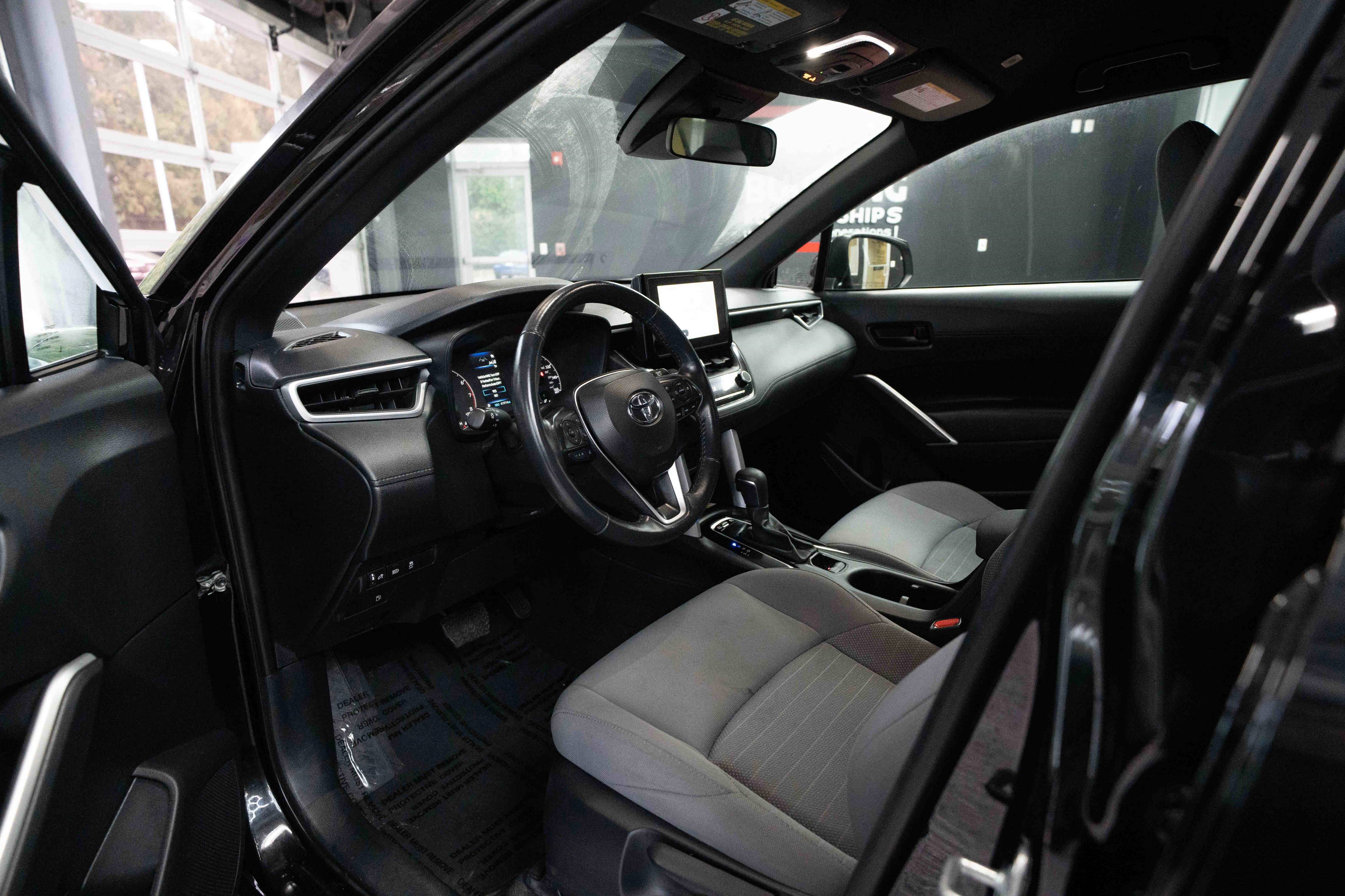 Used 2023 Toyota Corolla Cross SE image 8