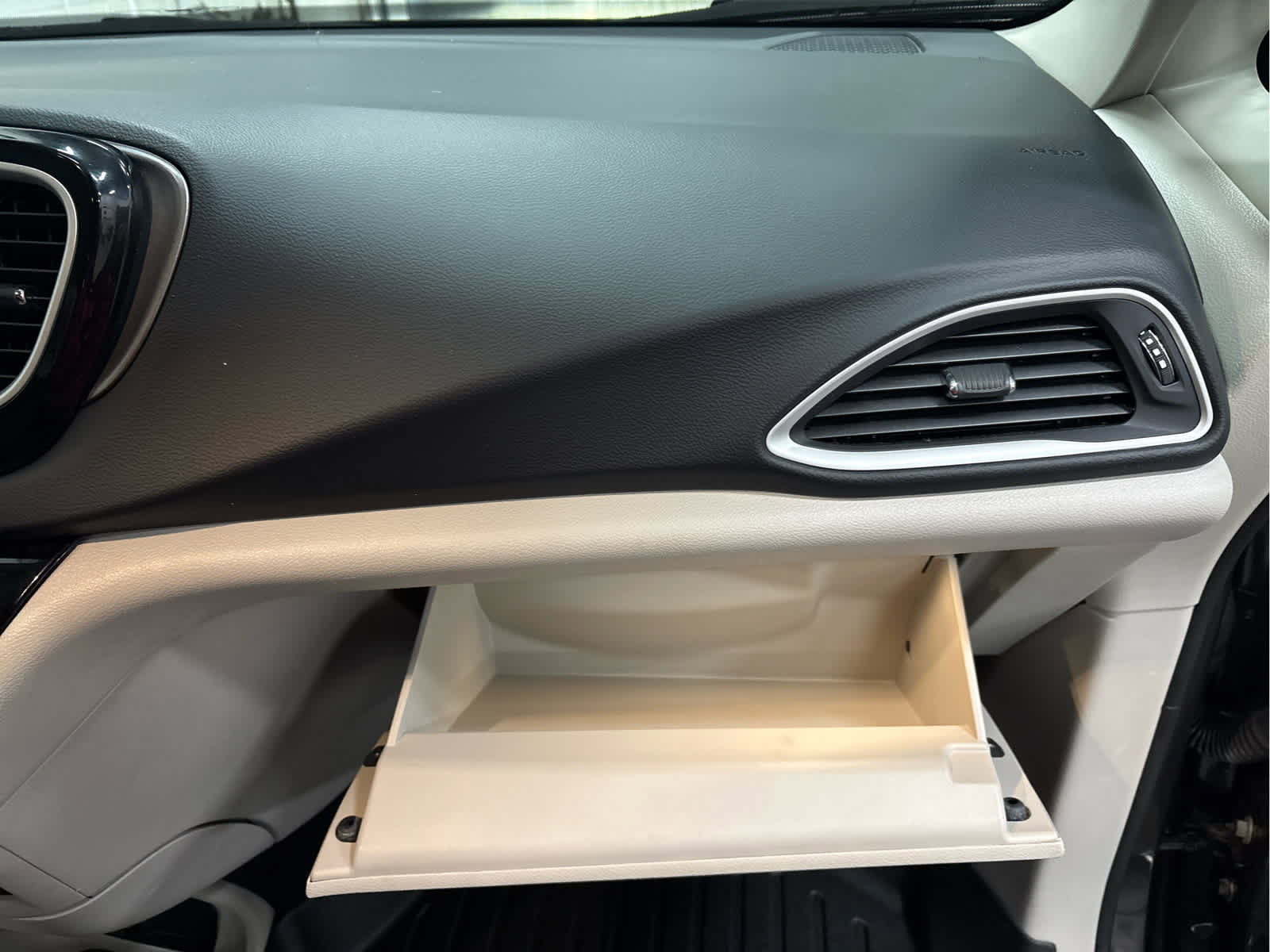 Used 2023 Chrysler Pacifica Touring-L image 21