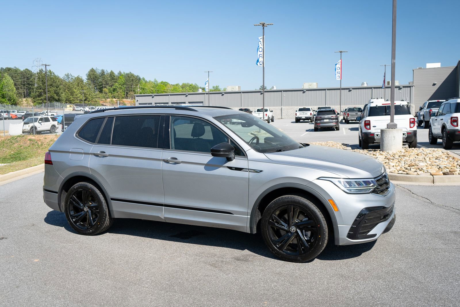 Used 2023 Volkswagen Tiguan SE R-Line FWD image 12