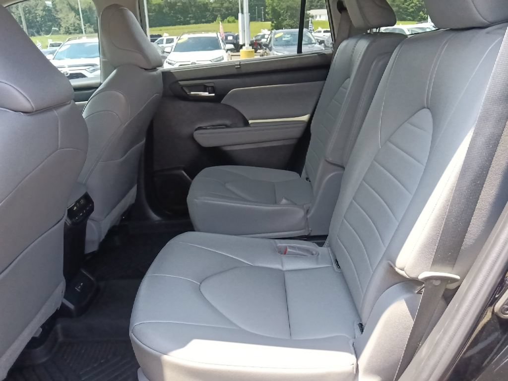 Used 2022 Toyota Highlander XLE AWD/4WD image 27