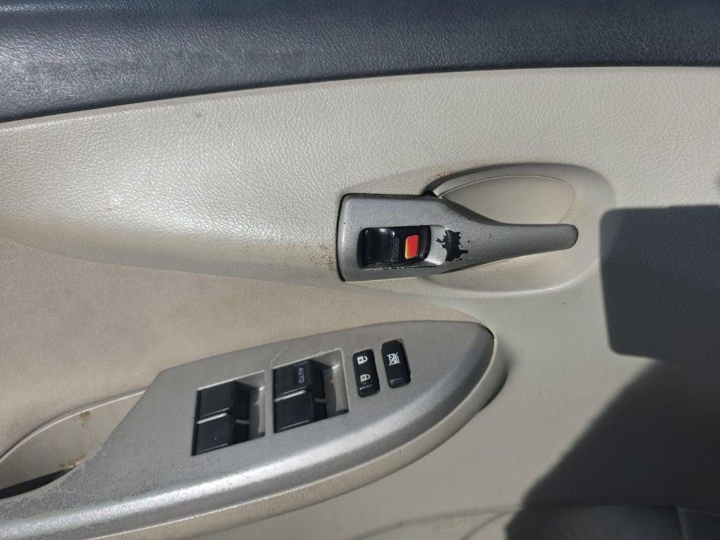 Used 2013 Toyota Corolla LE image 18