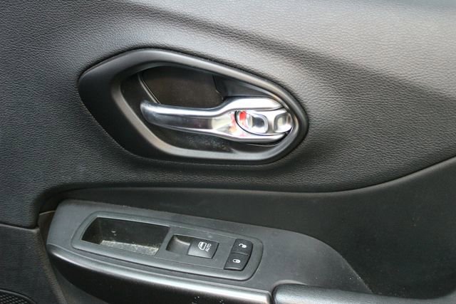 Used 2020 Jeep Cherokee Trailhawk w/ Comfort & Convenience Group image 9