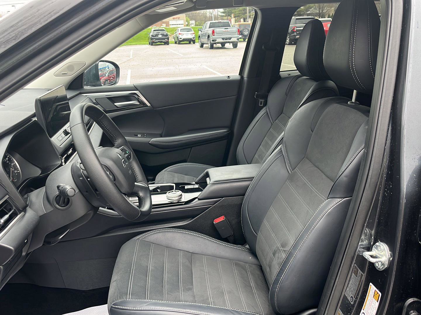 Used 2025 Mitsubishi Outlander SE image 22