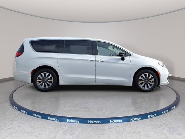 Used 2024 Chrysler Pacifica Select image 5