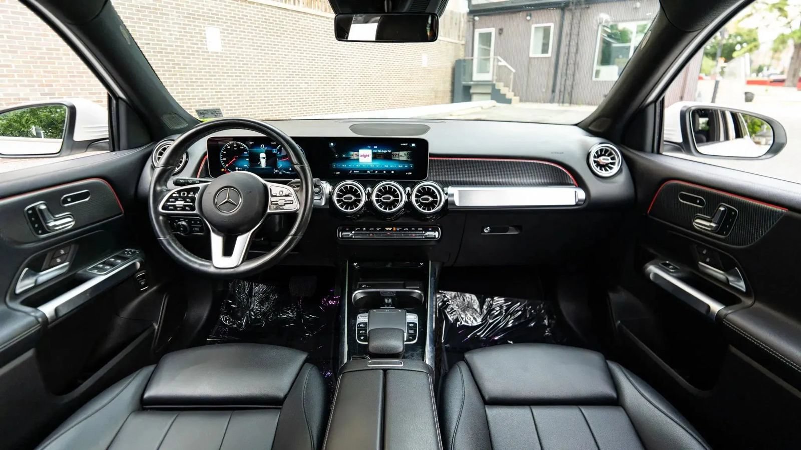 Used 2020 Mercedes-Benz GLB 250 4MATIC w/ Premium Package image 31
