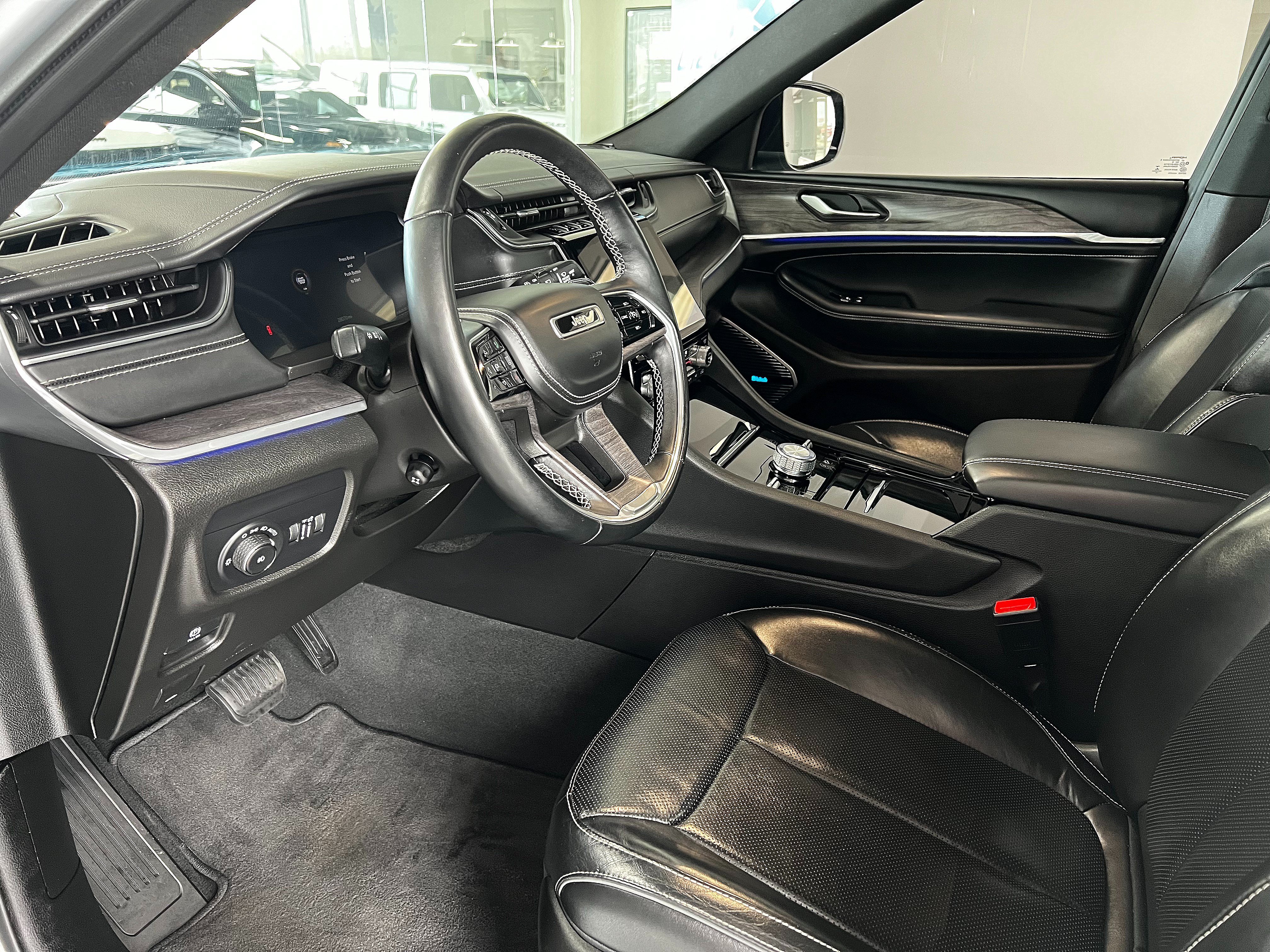 Used 2022 Jeep Grand Cherokee Overland AWD/4WD image 11