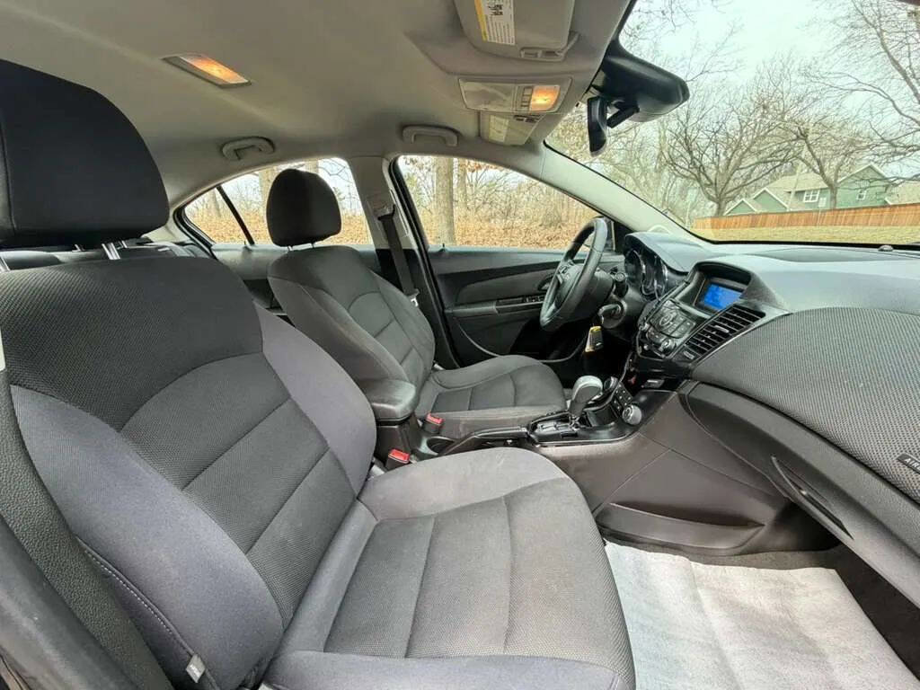 Used 2016 Chevrolet Cruze LT FWD image 9