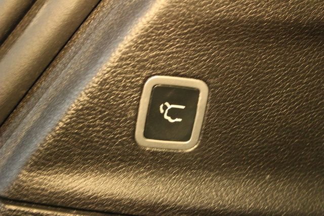 Used 2021 Chrysler Pacifica Limited w/ Uconnect Theater Family Group image 17