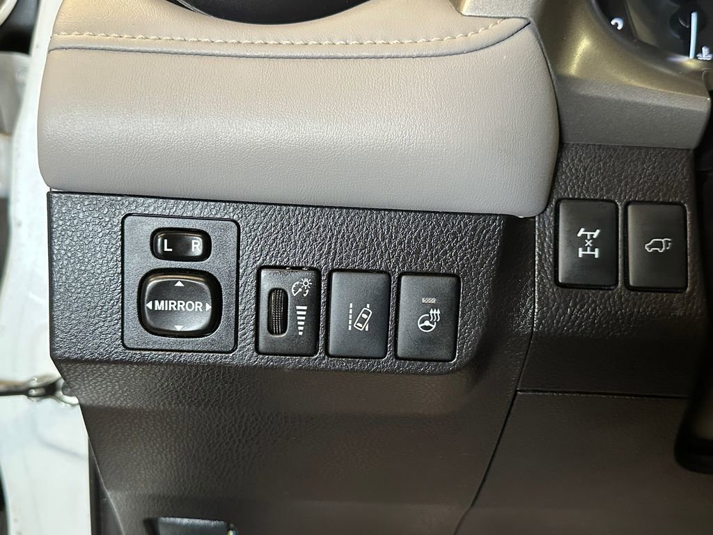 Used 2017 Toyota RAV4 Platinum image 18