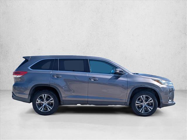 Used 2019 Toyota Highlander LE FWD video 4