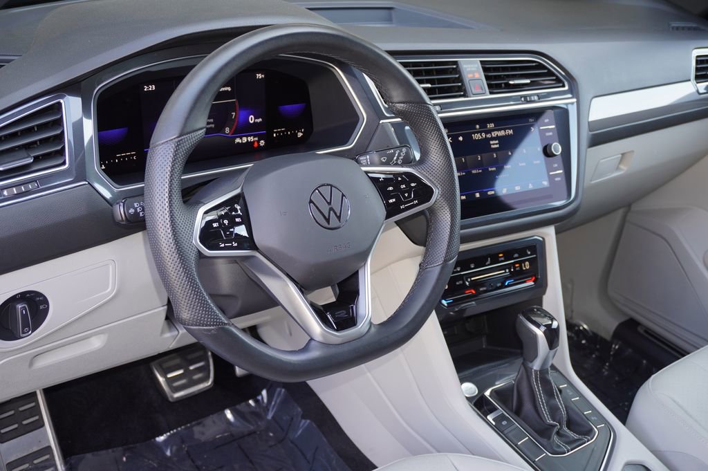 Used 2023 Volkswagen Tiguan SE R-Line image 13