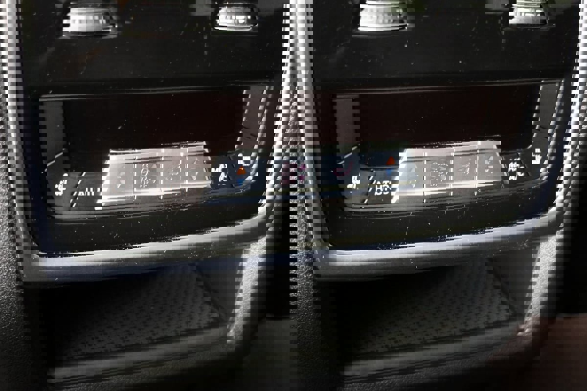 Used 2020 BMW X5 M50i w/ Premium Package image 32