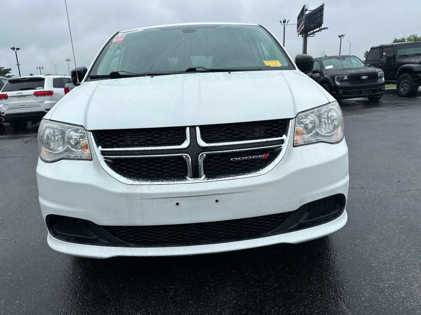 Used 2018 Dodge Grand Caravan SE w/ UConnect Hands-Free Group FWD image 2