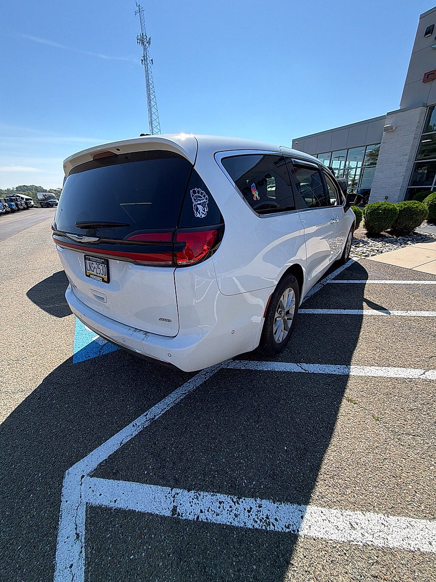 Used 2024 Chrysler Pacifica Touring-L w/ Uconnect Theater Family Group AWD/4WD image 10