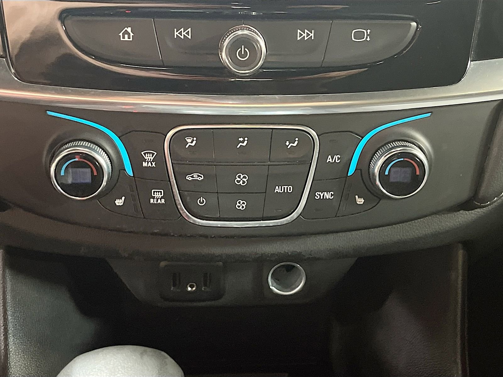 Used 2023 Chevrolet Traverse LT w/ Rear Camera Mirror Package image 15