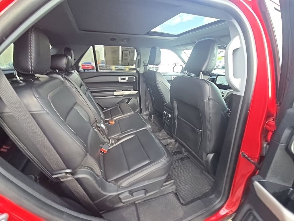 Used 2022 Ford Explorer XLT w/ Equipment Group 202A AWD/4WD image 32