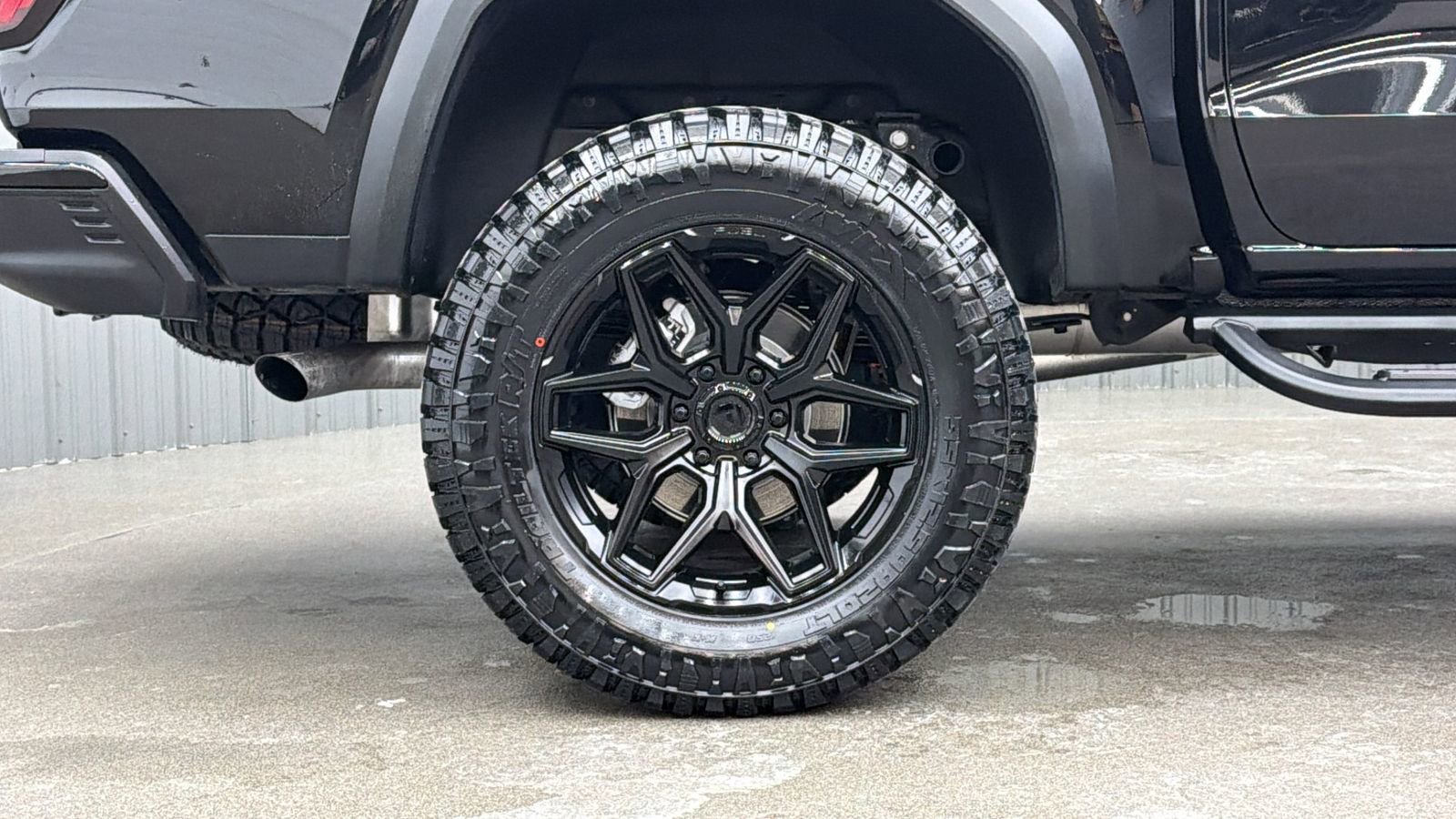 Used 2025 GMC Canyon AT4 w/ AT4X Package image 12