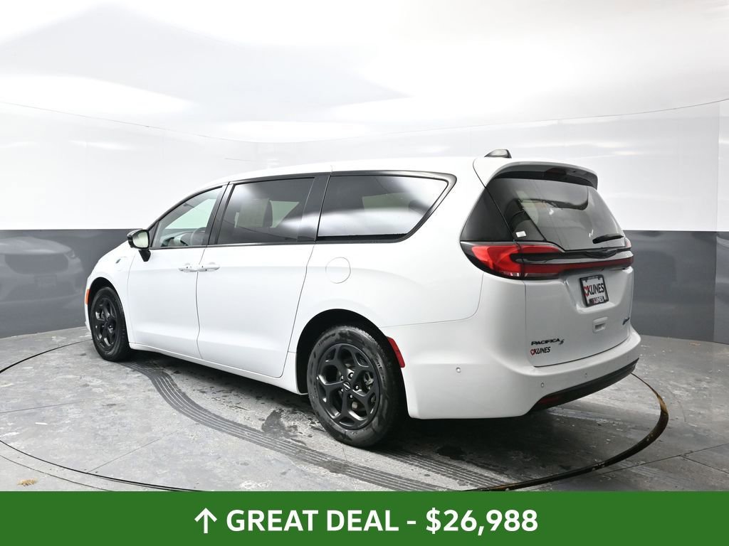 Used 2024 Chrysler Pacifica Select image 13